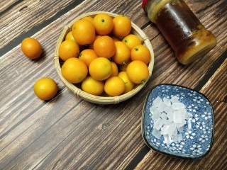 2、金桔酱,准备好冰糖、蜂蜜
