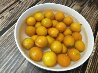 3、金桔酱,金桔用清水洗净