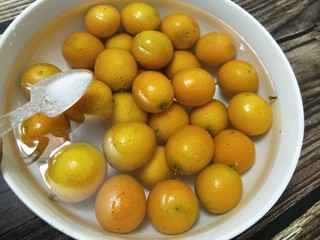 4、金桔酱,加入两勺盐浸泡半小时，再反复搓洗去除上面的蜡