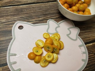 6、金桔酱,将金桔切成薄片