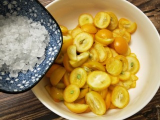 8、金桔酱,将冰糖敲碎