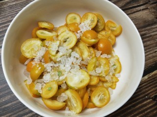 9、金桔酱,倒入金桔中，搅拌均匀