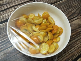 11、金桔酱,搅拌均匀，盖上保鲜膜，放进冰箱腌制一天