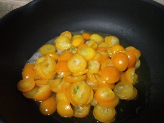 14、金桔酱,将金桔倒入炒锅中，小火炒，加入一碗清水