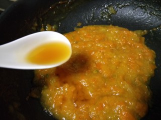 18、金桔酱,炒至很粘稠关火，待凉点加一勺蜂蜜搅拌均匀