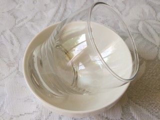 4、桑椹纯酸奶慕斯杯,准备杯子，斜放在碗里，可以先放入冰箱