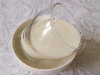 6、桑椹纯酸奶慕斯杯,倒至刚到杯口，放入冰箱冷藏，这里不给出具体时间，因为冰箱冷藏的温度和杯子的大小不同都会影响冷藏时间。