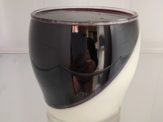 9、桑椹纯酸奶慕斯杯,杯子不用从冰箱里面拿出来，直接倒入桑椹汁，这样子可以倒得满一点