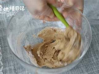 2、冬日暖心糕点，好吃到爆的红豆年糕,将放凉的糖浆倒入糯米粉中，搅拌均匀成为浓稠的糯米生粉浆。