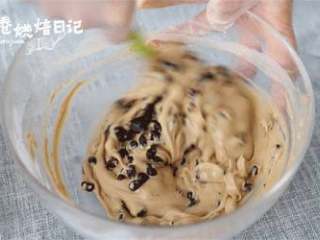 3、冬日暖心糕点，好吃到爆的红豆年糕,加入蜜豆，轻轻搅拌均匀，不要太用力，以免把蜜豆拌碎。