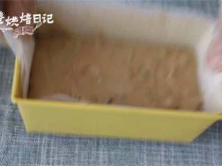 4、冬日暖心糕点，好吃到爆的红豆年糕,模具垫上油纸，将拌合均匀的糯米糊舀进模具中，轻轻震出气泡。放入水滚的蒸锅中，以中大火蒸约40分钟左右（判断面糊熟没熟，可以用竹签插入，拔出上面没有沾黏生粉浆即可）。