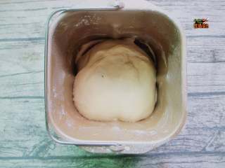 5、快手版无添加剂油条,面包机启动发酵模式，发酵1小时30分钟。（可以放在大碗里盖上保鲜膜放入烤箱中发酵，没有烤箱克放入温暖，热处发酵。）