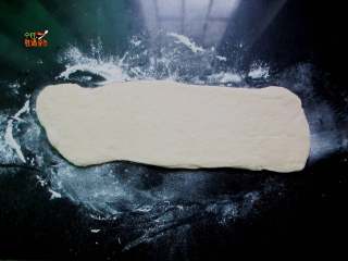 6、快手版无添加剂油条,发酵好，拿出面团，不要再揉了。擀成长方形的面片