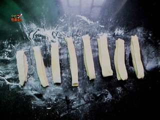 8、快手版无添加剂油条,两条叠一起