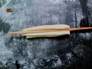 9、快手版无添加剂油条,中间用筷子压一下，用力压到底