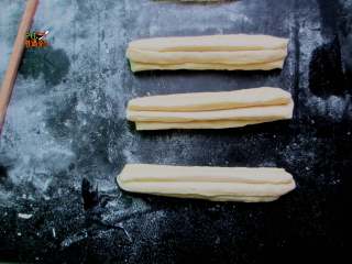 10、快手版无添加剂油条,把每条面条拉长