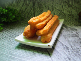 13、快手版无添加剂油条,炸好的油条松脆有韧劲，可以搭配杂粮粥或豆浆当早餐