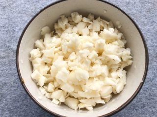 4、马蹄糕,马蹄削皮,切碎