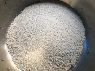 5、马蹄糕,拿一大碗,倒入250g马蹄粉