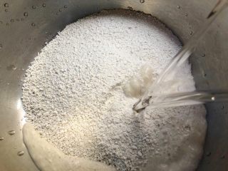 6、马蹄糕,倒入500g水,搅拌至融化,调成粉浆