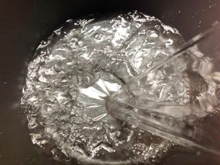 7、马蹄糕,另取一个锅,放入1000g水