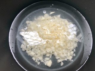 8、马蹄糕,倒入马蹄碎