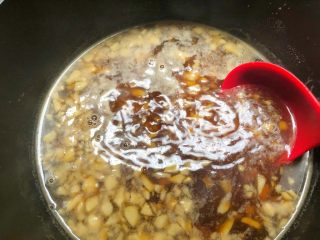 10、马蹄糕,大火把水煮开,煮至红糖溶化,糖浆就做好了