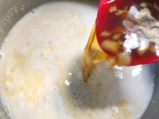 12、马蹄糕,再把剩下的糖浆全部倒到粉浆里