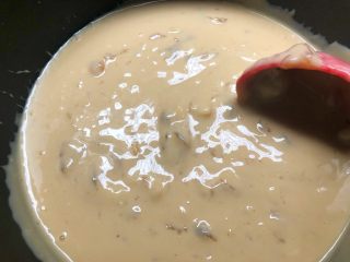 13、马蹄糕,用勺子快速搅拌至浓稠