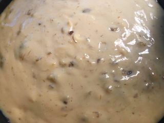 15、马蹄糕,把搅拌好的马蹄浆倒入模具里