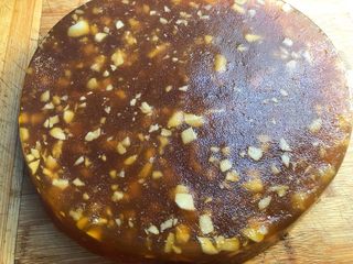 18、马蹄糕,晾凉后倒扣到案板上,用刀切块,直接吃或煎着吃都可以哈!