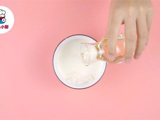 2、微波炉马克杯披萨,加入牛奶3汤匙、橄榄油1汤匙，搅拌均匀