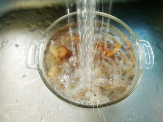 2、家常菜+韭菜炒小白虾,将虾洗净