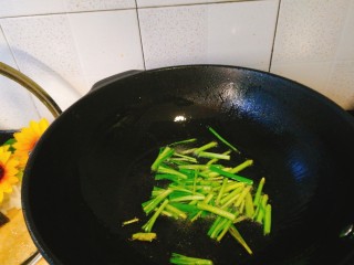 7、家常菜+韭菜炒小白虾,先将韭菜头部那节先爆香