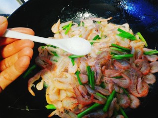 9、家常菜+韭菜炒小白虾,加入适量的盐,翻炒均匀