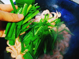 10、家常菜+韭菜炒小白虾,再加入韭菜叶