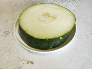 1、蒸素扣肉,准备一块冬瓜