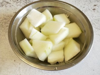 3、蒸素扣肉,切成大块