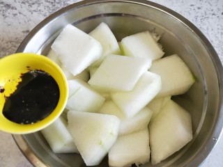 4、蒸素扣肉,用酱油上色