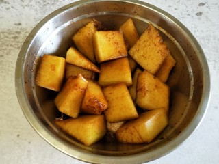 5、蒸素扣肉,酱油抹匀