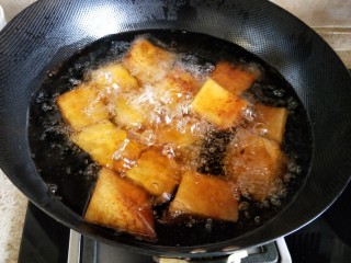 7、蒸素扣肉,烧至八成热，下入冬瓜