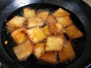 8、蒸素扣肉,炸至成砖红色出锅