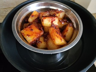 11、蒸素扣肉,放入锅中隔水蒸20分钟