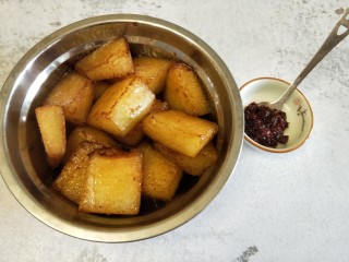 9、蒸素扣肉,将炸好的冬瓜装进碗中，放上豆鼓酱