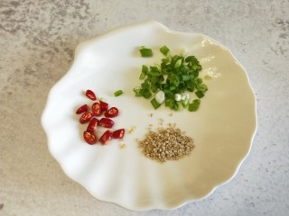 12、蒸素扣肉,蒸冬瓜时，将辣椒、小葱切末