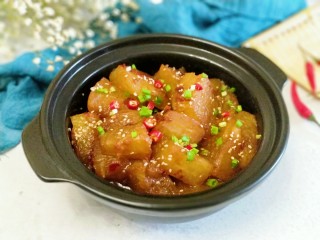 15、蒸素扣肉,撒上白芝麻、红椒末葱花即可