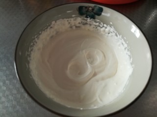 3、海岩奶绿,打发至六七分发即可