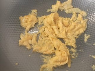 5、西红柿炒鸡蛋,用筷子搅开，鸡蛋装碗