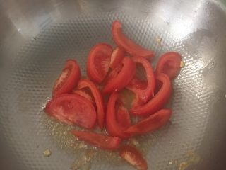 6、西红柿炒鸡蛋,加少许油，油热后放西红柿