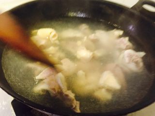 1、家庭版大盘鸡,鸡肉剁块后焯水